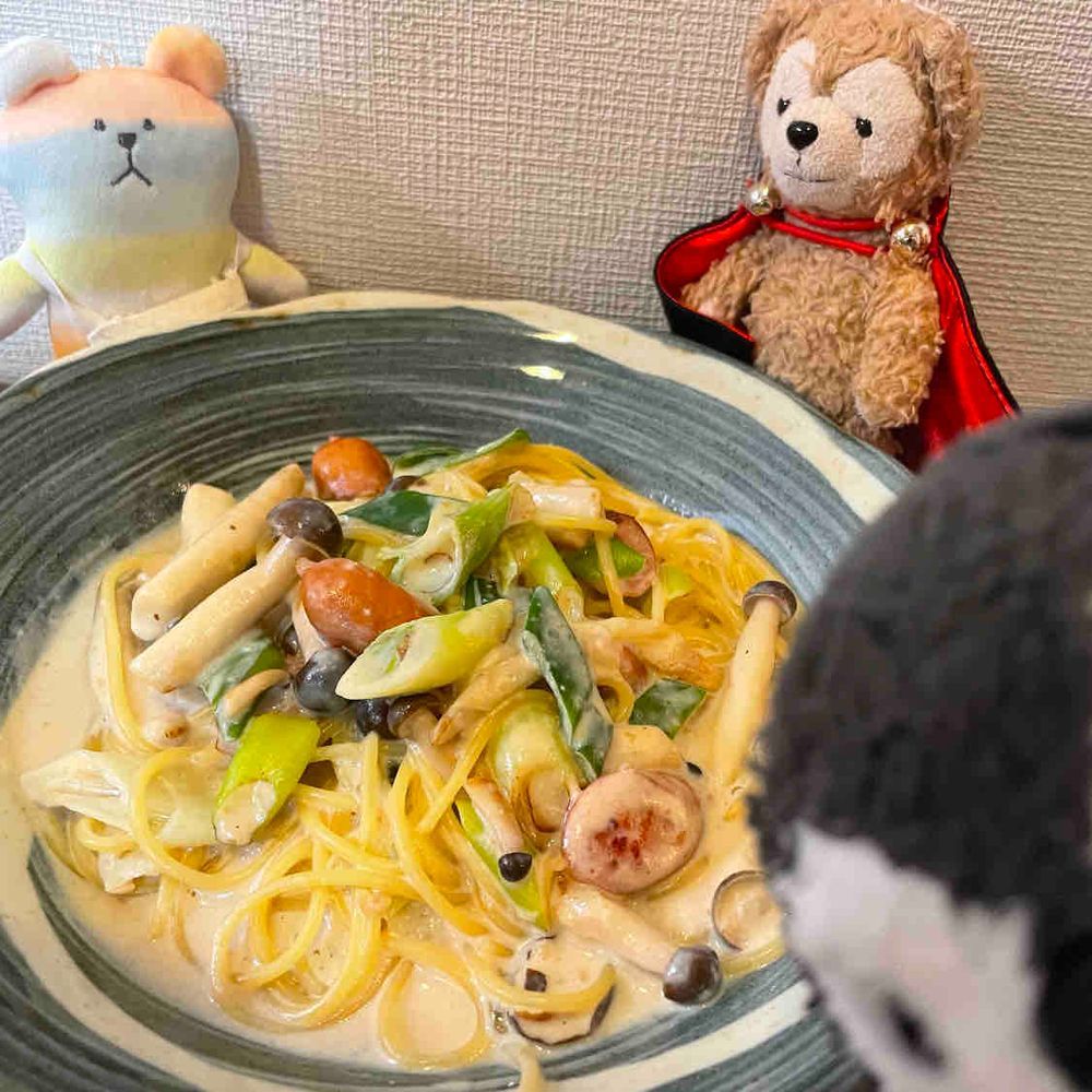 しらたまくっきんぐの時間だよ。
今日はネギときのこの味噌クリームパスタ！　コクがあって美味しいんだ〜🐧🍝