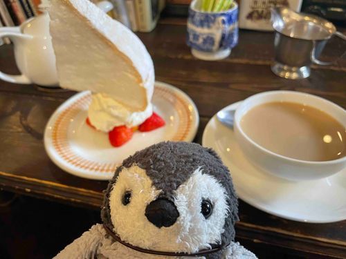 今日はね、鎌倉に連れてってもらったんだよ。すごーい形のケーキで目がキラキラになっちゃった🐧✨✨