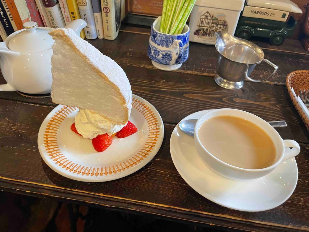 今日はね、鎌倉に連れてってもらったんだよ。すごーい形のケーキで目がキラキラになっちゃった🐧✨✨