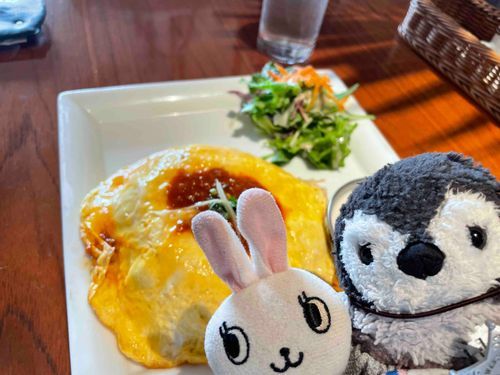オムビリヤニをたべたよ。オムライスの中が、インドなお料理のビリヤニなの！　ちょびっと辛くて大人な気分なんだ〜🐧🐰