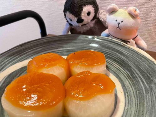 しらたまくっきんぐの時間だよ！
きょうはふろふきだいこん！
ちょっと甘い味噌と、おだしのしみた大根が、とっても合うの！　ひとくちたべる？🐧🐻‍❄️⚪️