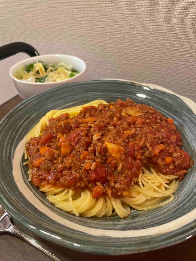 しらたまくっきんぐの時間だよ！
今日は…ミートスパゲッティ！！ソースから作ったからお肉いっぱいだよ〜。ささ、たくさんめしあがれ〜🐧🍝