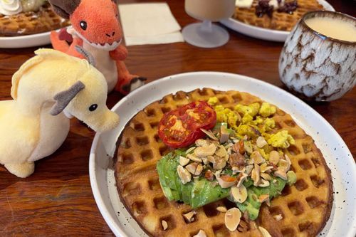 早起きしてカフェモーニングしてきたよ。
ヴィーガンワッフルのお店！ドライトマトがケチャップみたいでほんとうに美味しかった