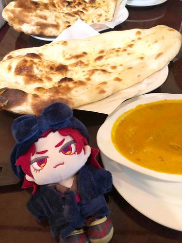このナン、おれの顔の何倍もあるじゃないですか。
食べ切れるか？