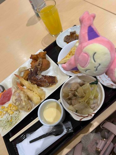 えいよう を かんがえて とらなきゃいけない のに ！ じぶん が すきな もの だけ とっちゃった ！

エネコ も この おかお 。 でぶ の ごんげ だね 。

でも 、 すきなもの って すてき だね 。
どかっ と たべて 、 きぜつ しちゃおう ！

エネコ は きぜつ は かんべん だよ ！
