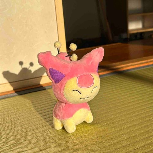 おはよう ！ エネコ も おきました ！
たいよう の ひかり を あびて すっきり ！