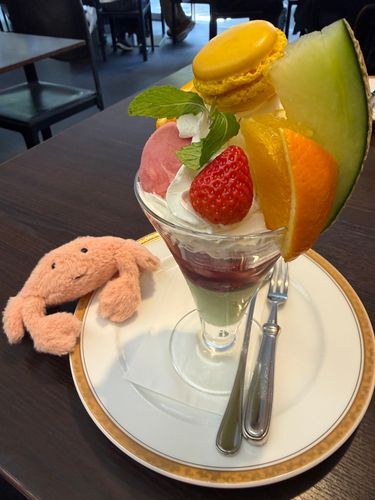 綺麗なパフェをいただいたやわらかいかに