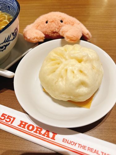 551の肉まんをいただくやわらかいかに