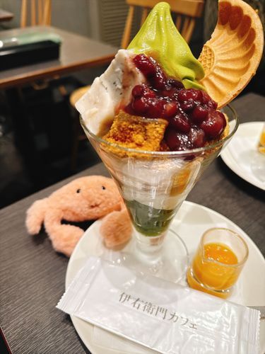 パフェをいただくやわらかいかに