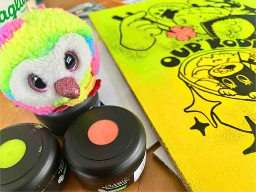 ゲージュツの秋🎨
友達が今度「フェスタ」にお店を出すんだって！おまめは看板のアート協力で参加だよ✨
アーティストの顔になれてるかな？