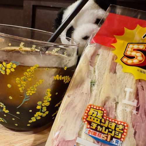 ふわもこのお友達が食べてるのを見て
パンちゃんも食べたくなっちゃったんだ🥪
ハム盛り盛りでおいしかったんだよ〜🐹

パンちゃんはコンビニのお得情報を
ほぼふわもこで知っている気がするよ…！🗯️