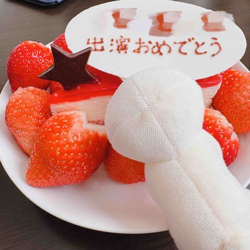 ケーキを狙っているのではなく
プレートを狙っているみたい✩.*˚
