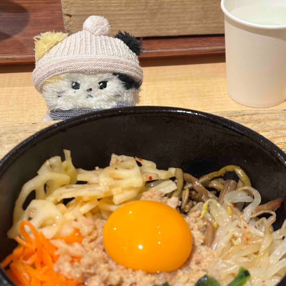 また、おきゅうりょうが  はいったからって  ちょうしにのった主と  主のおともだちに、ゆうかいされたんだ……
プリンと、パウンドケーキと、カフェラテ
と、ばんごはんの  ビビンバ