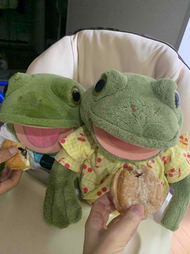 夜食🐸🐸🍩
（スケ＆ガーコ）
クリームあんドーナツ✨

ご主人様が大好きなわらく堂のだよ🐸北海道フェアで買ったんだよー！