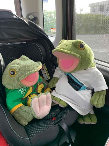 末っ子のBabyキチ🐸はチャイルドシートに乗るんだぞ✨️
長男スケはこのあと、助手席に🐸💕シートベルトも忘れずにね～🐸
お出かけは、たのしいな♩¨̮