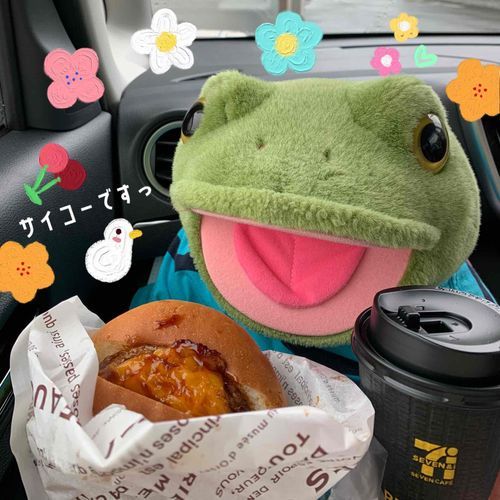 2022.12.17

次男坊カクですっ🐸✨
な、なんと最終投稿から19日が過ぎていました…. 〰︎ 🗒 
何だかんだ、慌ただしい毎日を過ごしていたのです😌🍀*･

さてさて、今日は10:00頃に行きつけのパン屋さんへ🐸
いつも人気で巡り会えない「てりやきチーズバーガー」を買うことが出来ましたっ🍔
寒かったので飲み物はセブンのホットコーヒー☕️❤︎
温かい飲み物を飲んでると気持ちがほっとしますね🍀*゜
あ～、カクはしあわせです🌈

🐸(カク’s メモ)
娘ちゃんは急成長中で、ひとりたっちが出来るようになったと思ったら今では【あんよ】も最高7歩🐾すごい㊗️㊗️㊗️
2歩歩いて、１回おしりつかずに座ってたっちして4歩あるいたりもするんです︎💕
12月は初め頃から夜泣きが続いてたけど、ようやく落ち着いてきました😌💙