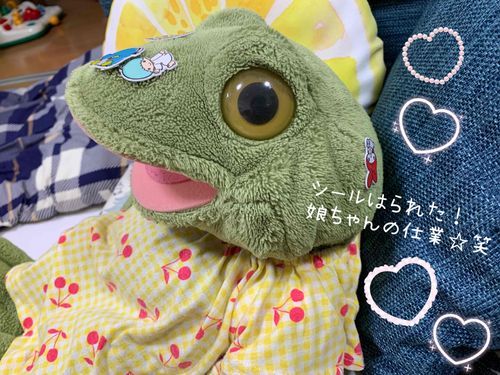 🐸2023.7.10🐸
ガーコだのね🌺
最近、めちゃくちゃ暑い！
けどまだ梅雨明けしてない⋯どうなってるの～😵‍💫
･
･
とある日⋯のこと📝
🍼娘ちゃんと遊んでたら、ガーコの頭にシールをペタペタって♪♪🐸
娘ちゃんは楽しそうだったからガーコはそのまま受け止めることにしたのね～！！！
そしたら、3箇所にシール！笑🐸
なんかオシャレ？！になったかな？🎀

【ガーコ’sメモ📝🐸】
娘ちゃんはシール遊びが大好きで、貼るスピードも早いのなんの✨最近は剥がすのも上手になってるんだ💖
