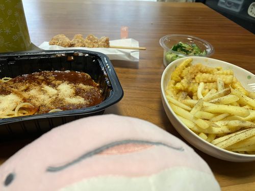 【素敵な日本語】「憂さ晴らし」
かいぬしは、ストレスのせいでお昼ご飯をどかぐい、しているよ。

なんでそんな目で見るの？ましゅまろちゃんは、止めたからね？