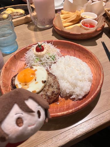 はんばーぐでぃっしゅだ！
めだまやきをわってきみとたべるのがうまいんだ！