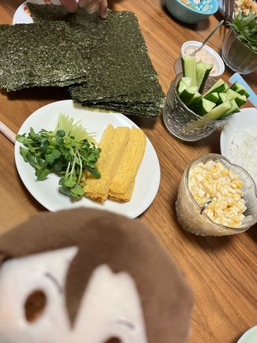 てまきずしだ、あるじ！
でもあるじ、さかなたべないよな？こーんときゅうりばっかりたべてるな