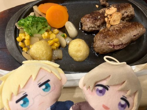 🇫🇮＜もいっ！
こちらはハンバーグです。ハンバーグももちろんおいしいんですけど、にんじんがあまくにつめられていて、すごくおいしいんですよ！ね、スーさん！
🇸🇪＜ん。