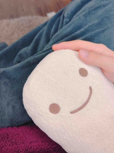 なでなでされたくて、飼い主の手にすっぽりと侵入してきた（➰〰➰）ﾉ