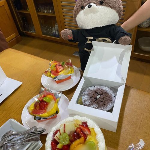 こんばんは、カワミちゃんだよ。今日が本当のお誕生日だよ。今日はケーキおじさんも来てくれて、たくさんケーキを貰ったよ。三枚目はおかあさんのくれたチョコ、四枚目はおとうさんのくれたちいかわ手拭いだよ。