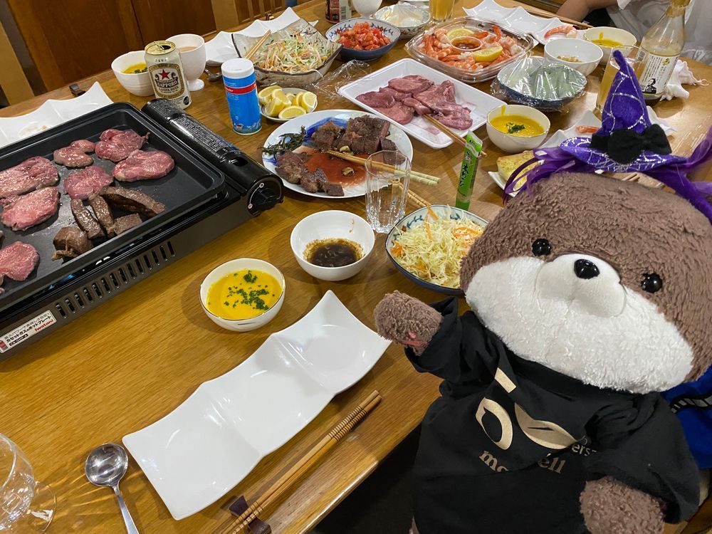 カワミちゃんのお誕生日会をしたよ❣️本当はあと２週間先なんだけど、その日おとうさんもおかあさんもお仕事だから急きょ今日やる事になったんだ。お肉をたくさん食べてお腹いっぱいになったよ。プレゼントはスヌーピーのクッキージャーを貰ったよ🍪
