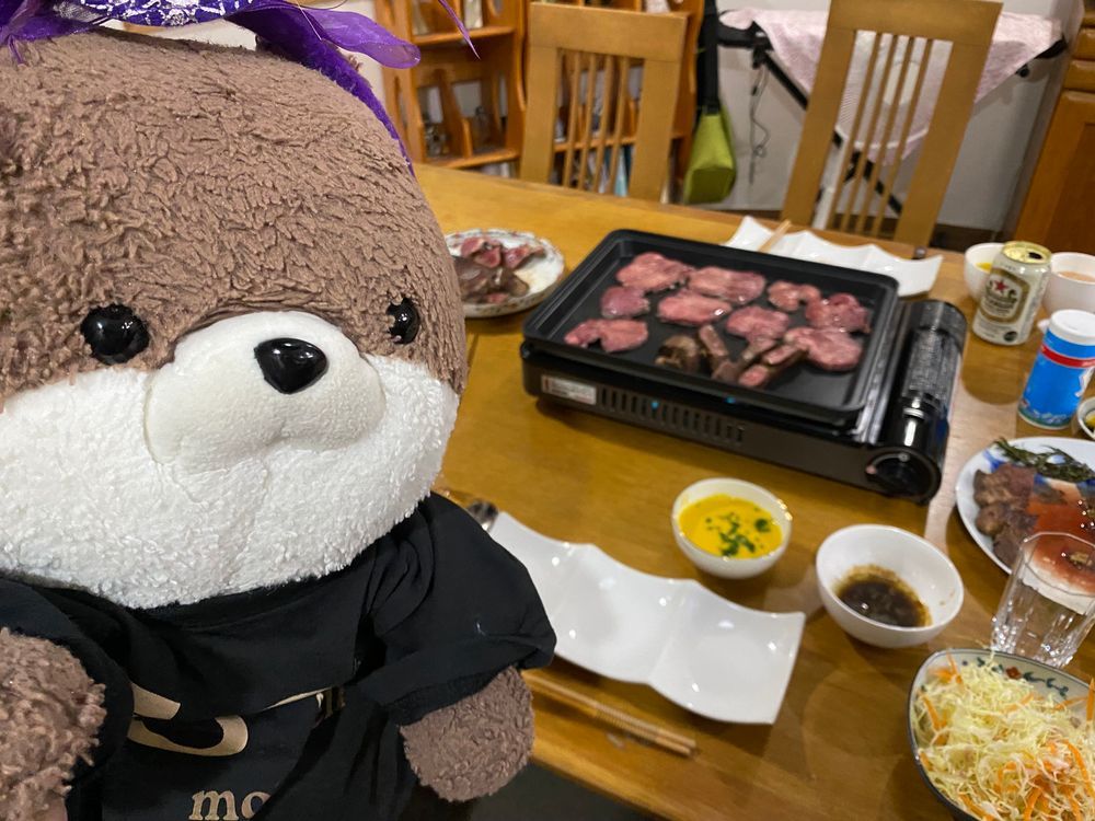カワミちゃんのお誕生日会をしたよ❣️本当はあと２週間先なんだけど、その日おとうさんもおかあさんもお仕事だから急きょ今日やる事になったんだ。お肉をたくさん食べてお腹いっぱいになったよ。プレゼントはスヌーピーのクッキージャーを貰ったよ🍪