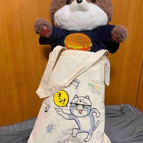 カワミちゃんのお出かけ用トートバッグが届いたよ。カワミちゃんは大きいから、やっぱりしっぽがはみ出てしまうんだ…😂