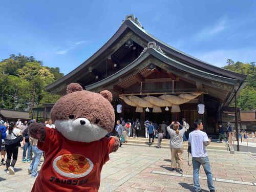 遂に…出雲大社にやってきたよ❣️神社でかい…しめ縄もでかい…。ウサギの置物？もいっぱいあって、うちのうさちゃんたちも大満足だよ☺️お昼ごはんは出雲そばを食べたよ。