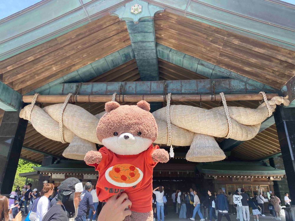 遂に…出雲大社にやってきたよ❣️神社でかい…しめ縄もでかい…。ウサギの置物？もいっぱいあって、うちのうさちゃんたちも大満足だよ☺️お昼ごはんは出雲そばを食べたよ。