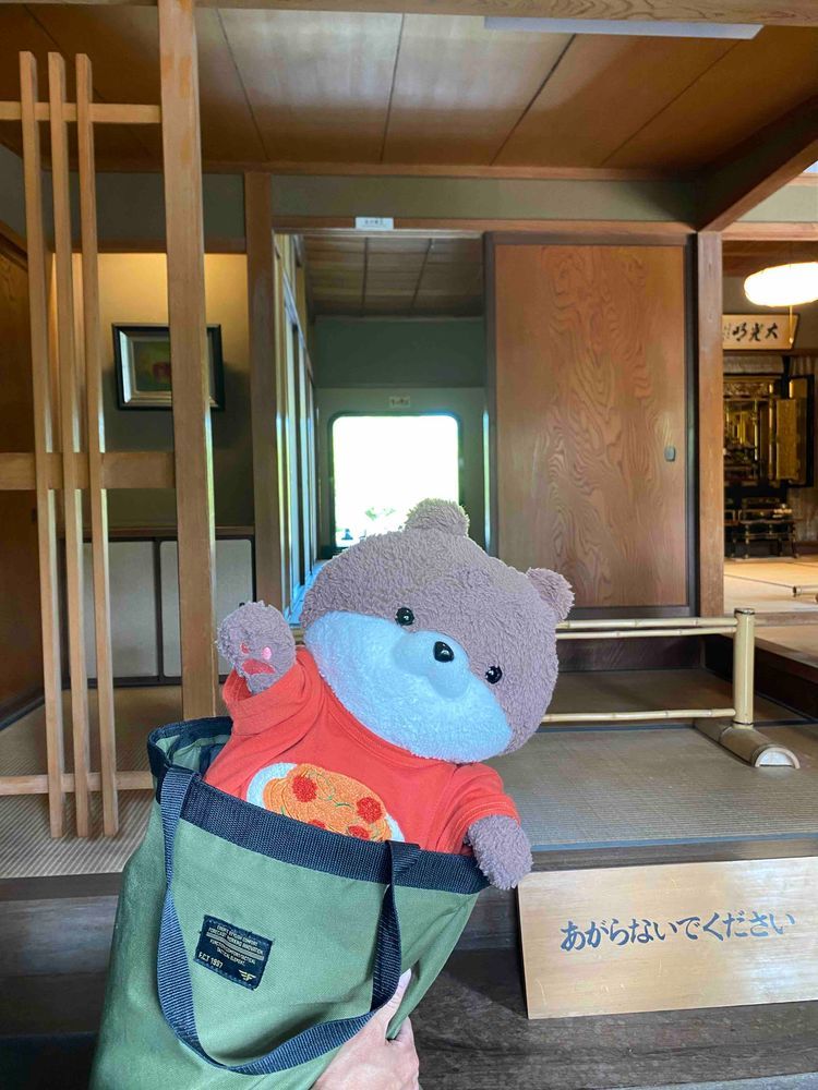 足立美術館って所に行ったよ。日本一美しい庭園、て言われてるんだって。めちゃ広くてびっくりしたよ。いろんな焼き物や絵が展示してあったけど、多すぎてカワミちゃんはよく覚えてないよ…🤣😂