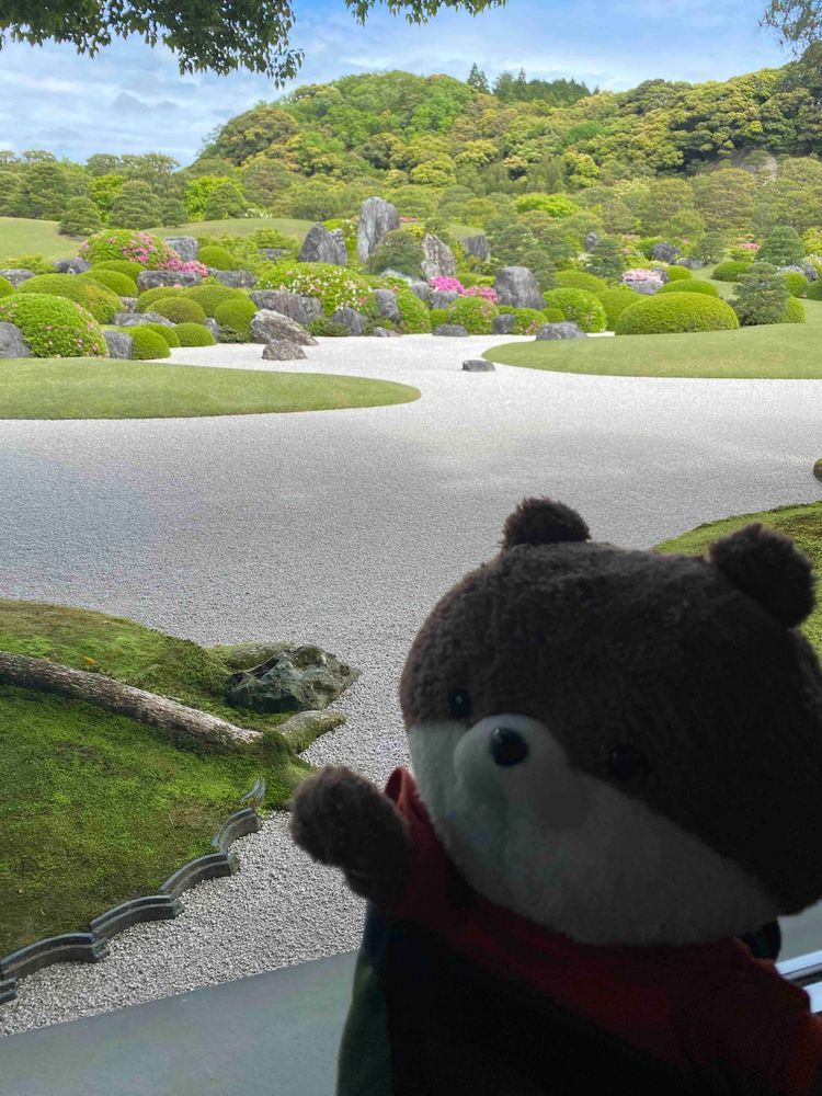 足立美術館って所に行ったよ。日本一美しい庭園、て言われてるんだって。めちゃ広くてびっくりしたよ。いろんな焼き物や絵が展示してあったけど、多すぎてカワミちゃんはよく覚えてないよ…🤣😂