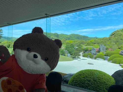 足立美術館って所に行ったよ。日本一美しい庭園、て言われてるんだって。めちゃ広くてびっくりしたよ。いろんな焼き物や絵が展示してあったけど、多すぎてカワミちゃんはよく覚えてないよ…🤣😂
