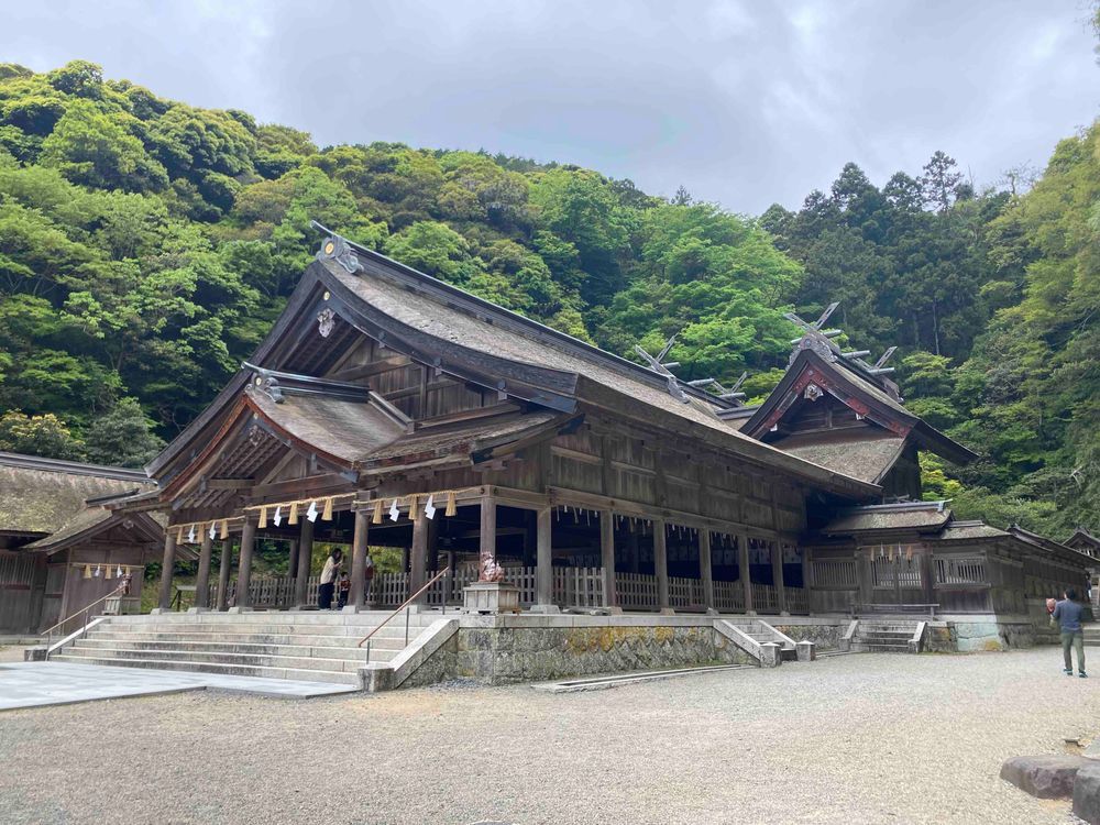 島根旅行の最終日は、美保神社って所にきたよ。出雲大社のような立派な神社だったよ。足を伸ばして岬まで行ったよ。天気が良かったら隠岐島が見られるみたいだよ❣️