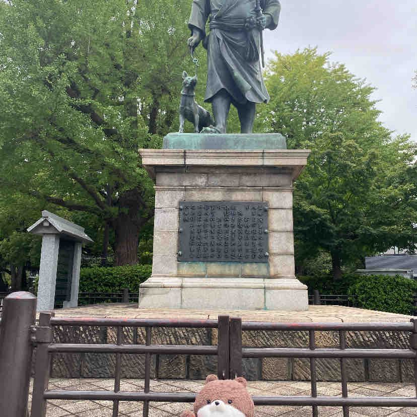 東京に連れてこられたよ！上野公園で西郷さんの銅像と写真を撮ったけど、また見切れてるんだ…。そしておかあさんは、西郷さんの犬を忠犬ハチ公、とか言ってたけどそれは渋谷にいるやつだと思うんだ…。