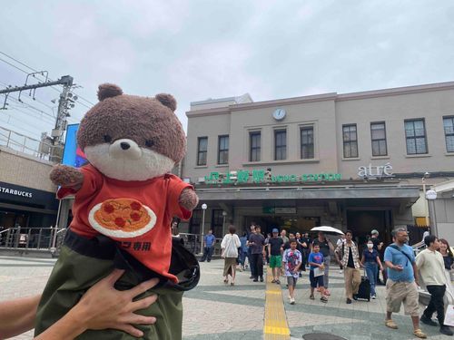 東京に連れてこられたよ！上野公園で西郷さんの銅像と写真を撮ったけど、また見切れてるんだ…。そしておかあさんは、西郷さんの犬を忠犬ハチ公、とか言ってたけどそれは渋谷にいるやつだと思うんだ…。