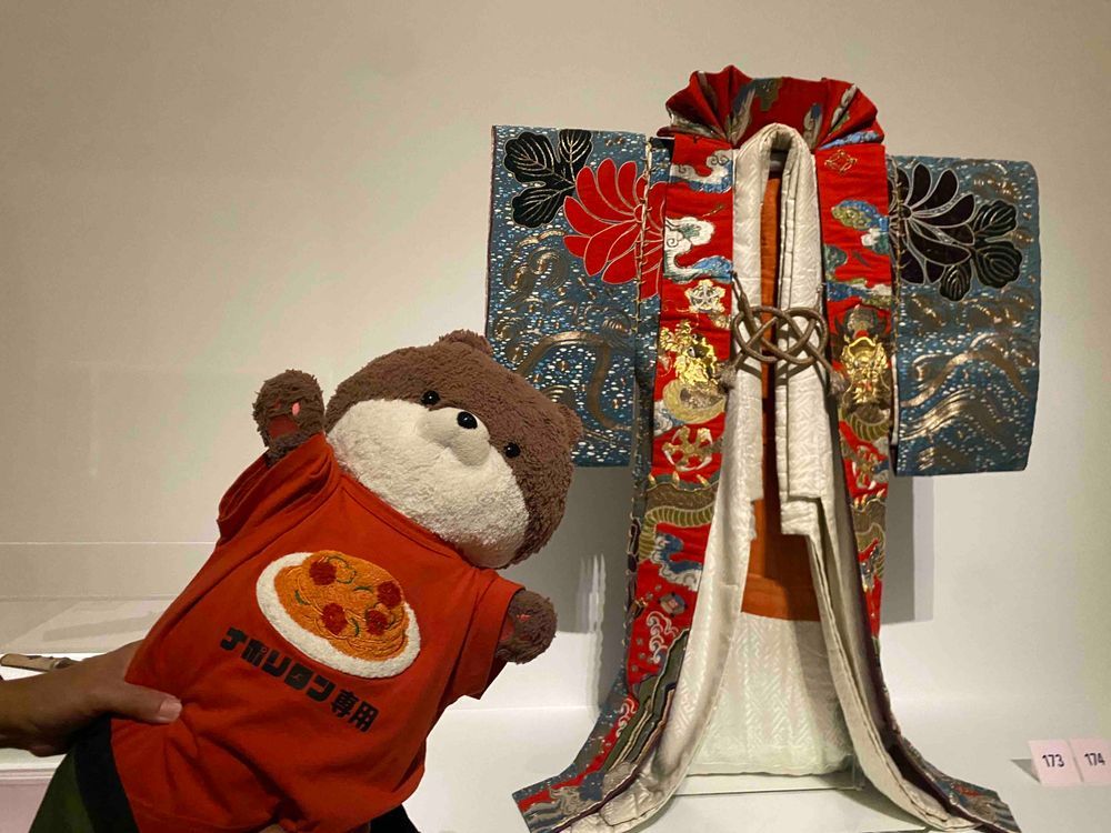 上野の東京国立博物館の「大奥」展に来たよ。おかあさんが大奥展のチケットが当たったんだって‼️豪華な着物にびっくりだよ。４枚目の写真は、考古学展示室にあった遮光器土偶だよ。カワミちゃんより存在感あるよ…