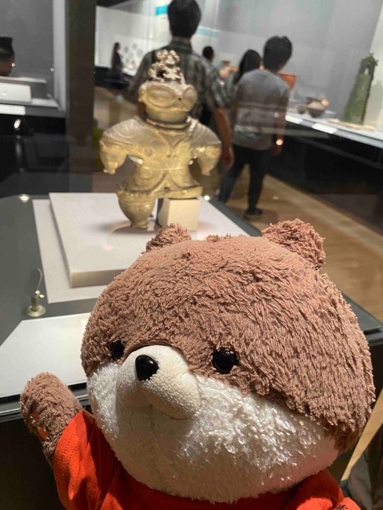 上野の東京国立博物館の「大奥」展に来たよ。おかあさんが大奥展のチケットが当たったんだって‼️豪華な着物にびっくりだよ。４枚目の写真は、考古学展示室にあった遮光器土偶だよ。カワミちゃんより存在感あるよ…