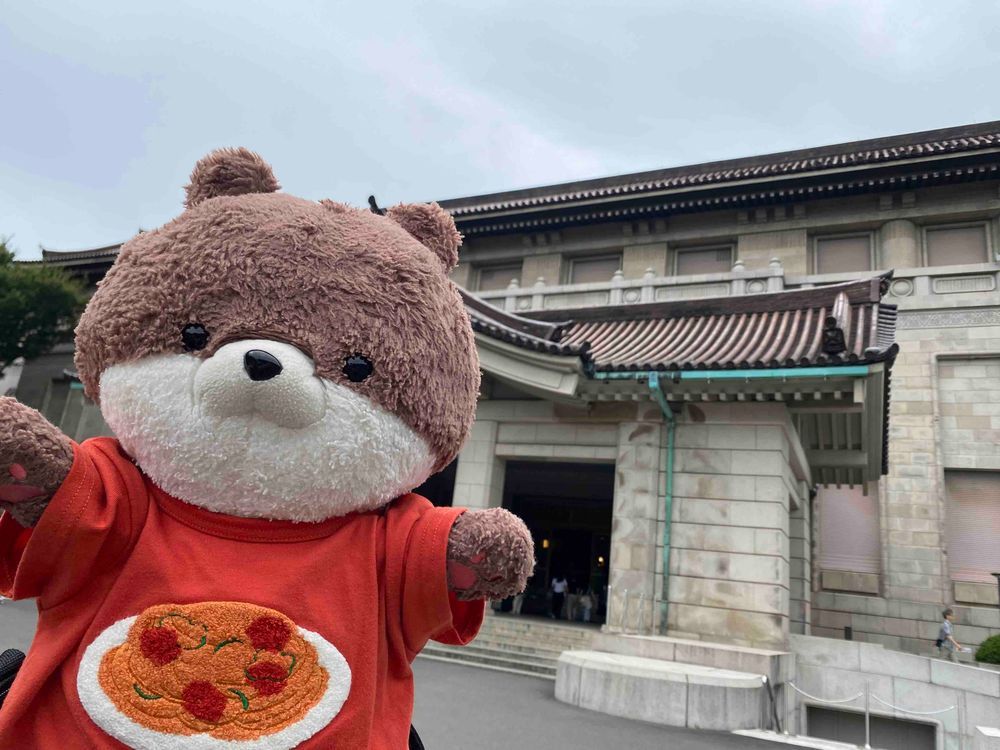 上野の東京国立博物館の「大奥」展に来たよ。おかあさんが大奥展のチケットが当たったんだって‼️豪華な着物にびっくりだよ。４枚目の写真は、考古学展示室にあった遮光器土偶だよ。カワミちゃんより存在感あるよ…