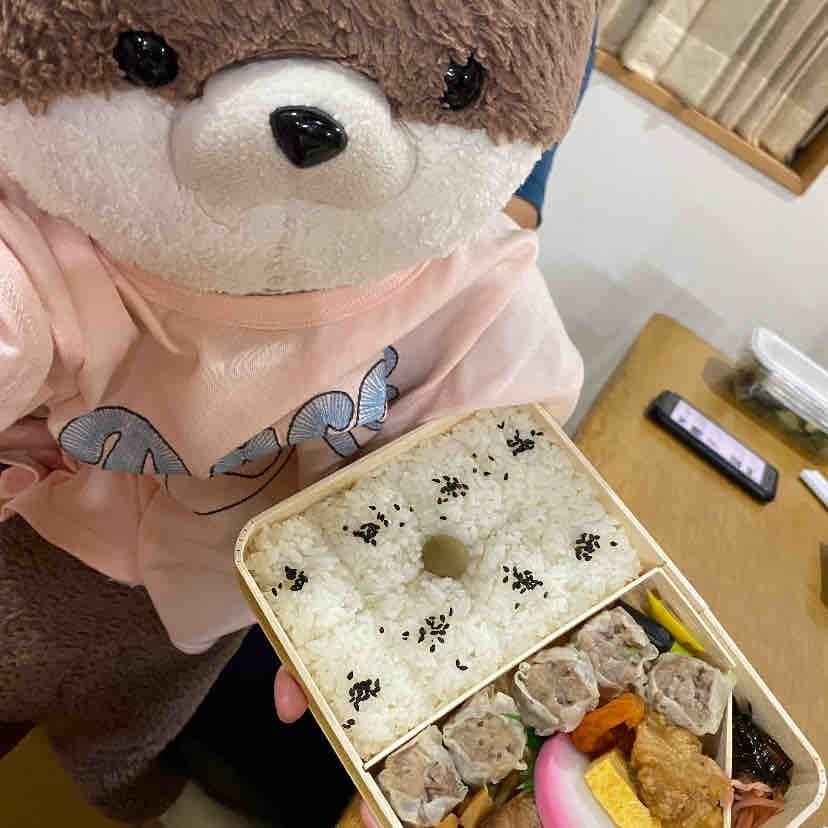 こんばんは、アマミンです。一泊二日の出張から帰ってきました。カワミ先輩とフトちゃんにはたくさんお土産を買ってきました。最後の写真は、崎陽軒のシュウマイ弁当を食べるカワミ先輩です。