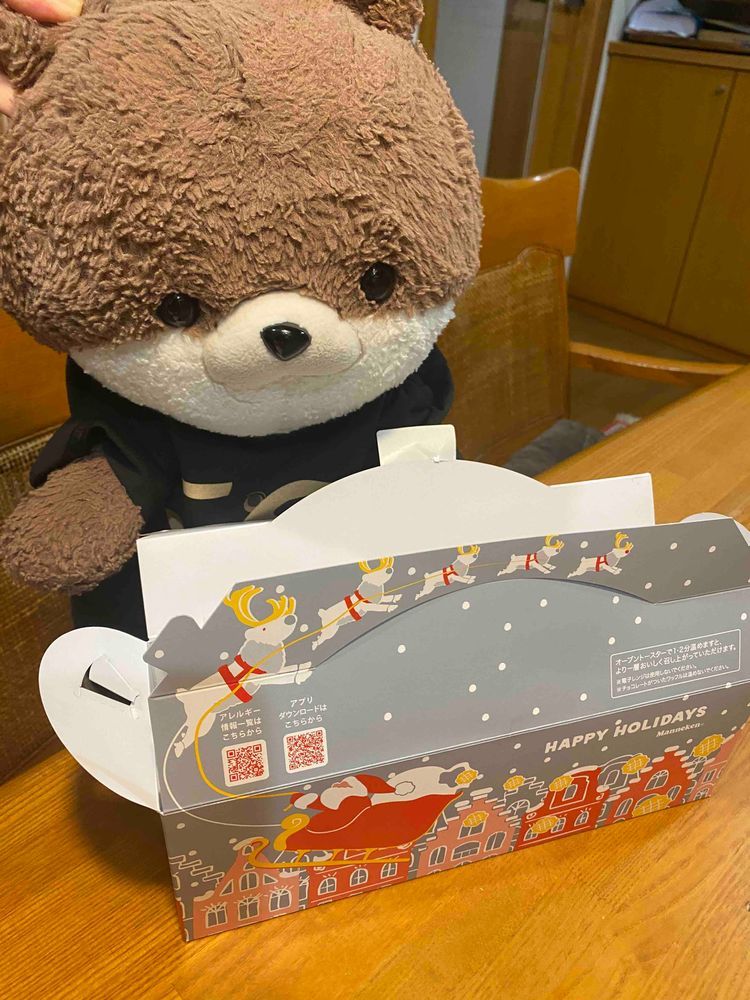 みなさんこんにちは、カワミちゃんだよ。おとうさんがマネケンのワッフルをたくさん買ってきてくれたよ‼️12月はシュトーレン風の味が出たよ🤤