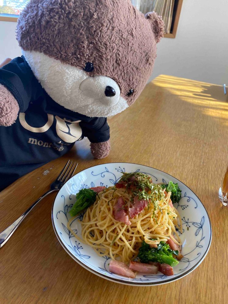 アマミン&フトちゃんでーす！今日のおやつは、ボストークってやつを食べたよ。ラム酒シロップに漬け込んだアーモンドスライスがバウムクーヘンの上に乗っててめちゃおいしかったよ。カワミ先輩はおかあさんにスパゲティを作ってもらって喜んでいたよ。