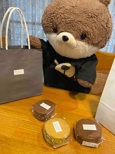 おとうさんが仕事の帰りに買ってきてくれたスイーツだよ。バタークッキーサンドのお店で、いろんな種類があるんだけど、ピスタチオとチョコ、キャラメルを買ってきてくれたよ。一個500円超だけど、食べ応えもあるしめちゃおいしかったよ‼️これはまた食べたい…‼️