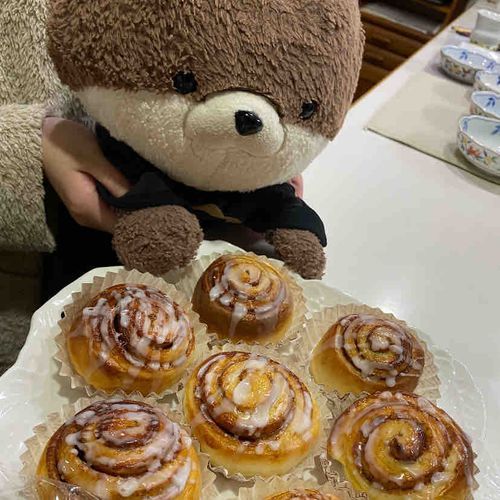 みなさんこんばんは、カワミちゃんだよ。今日はおねえちゃんがシナモンロールを作ってくれたんだ❣️めちゃおいしかったよ。たくさん作ってくれたから、明日の朝も食べるよ🥐
おかあさんは、職場にイチゴの販売が来てたらしくて、イチゴを買ってきてくれたよ。めちゃ甘くておいしかったよ。独り占めしたかったけど、ちゃんと分けたよ🍓