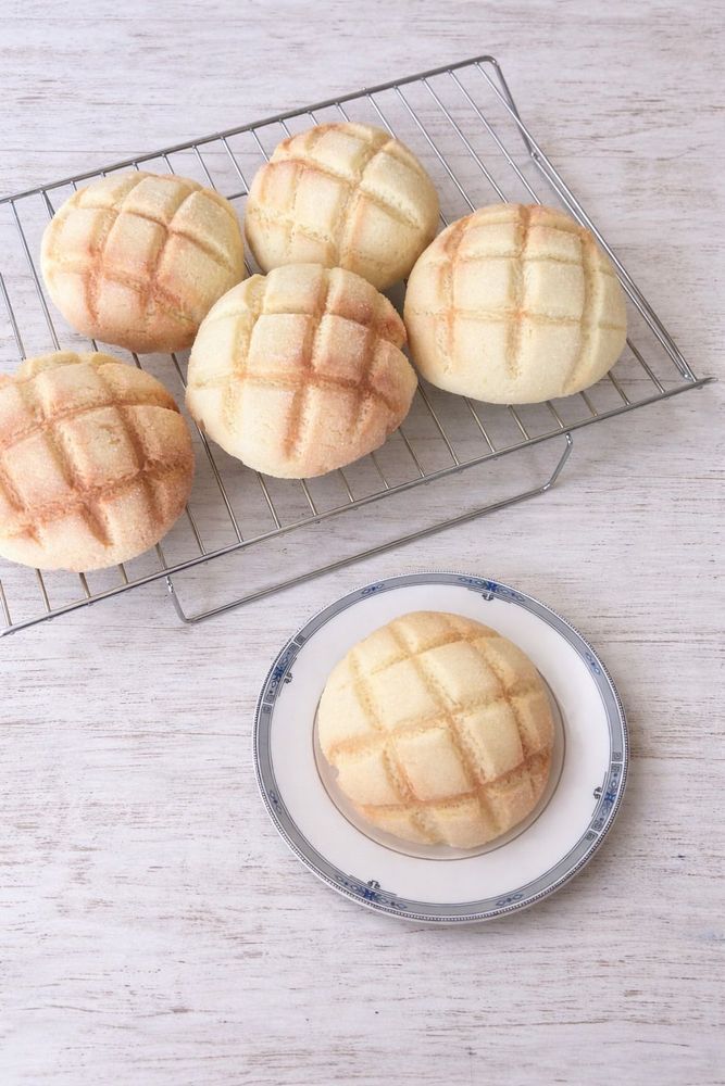 こんばんは、カワミちゃんだよ。今日はおねえちゃんがメロンパンを作ってくれたよ❣️あまりに上手にできているから、おかあさんは買ってきたやつだと思ったらしい🤣さっき食べたけどクッキー生地がサクサクしてて、めちゃおいしかったよ☺️