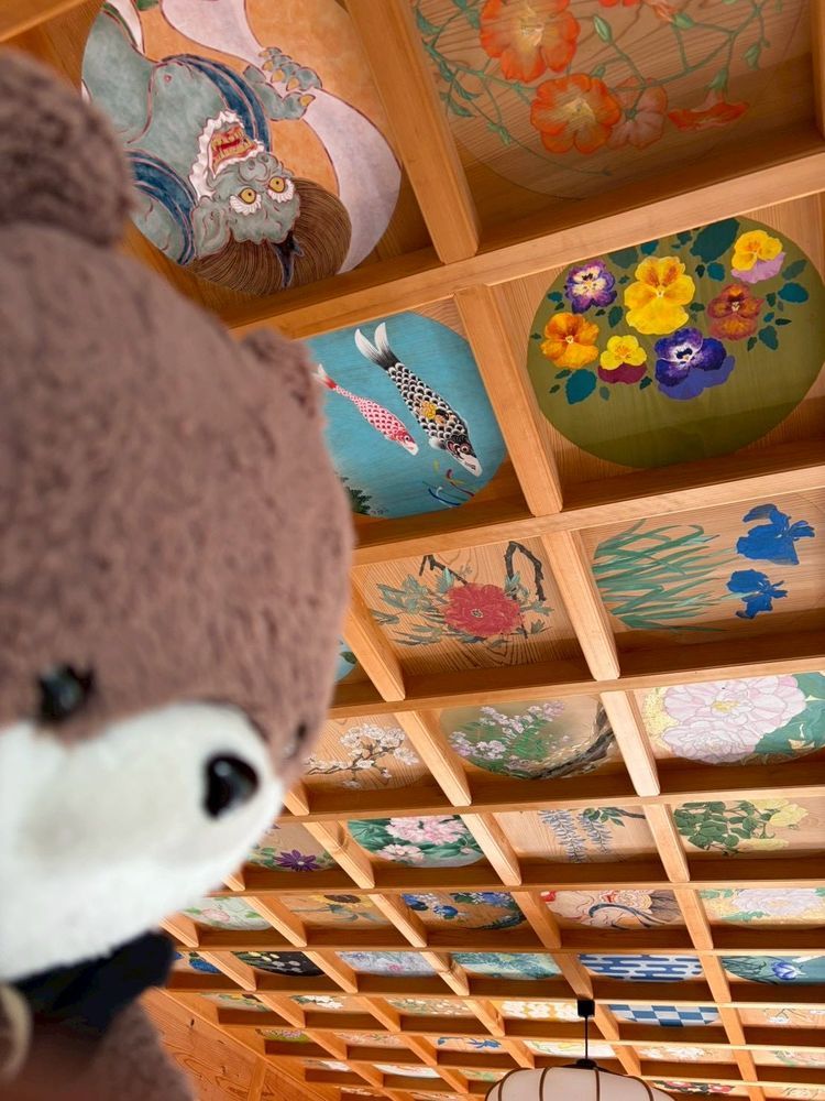カワミちゃんだよ。ハートの窓のあるお寺に行ってきたよ。まだ４月半ばなのに、既にシャクナゲが咲いていてびっくりしたよ。八重桜とシャクナゲが同時に見られるとは…🌸