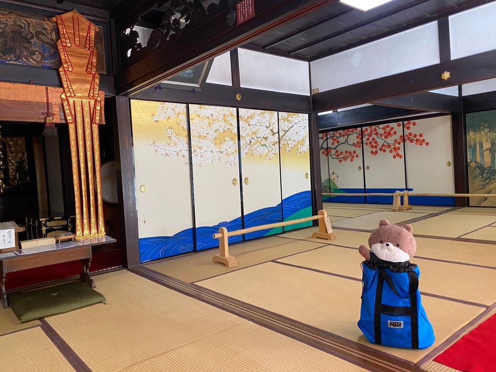 カワミちゃんだよ。ハートの窓のあるお寺に行ってきたよ。まだ４月半ばなのに、既にシャクナゲが咲いていてびっくりしたよ。八重桜とシャクナゲが同時に見られるとは…🌸