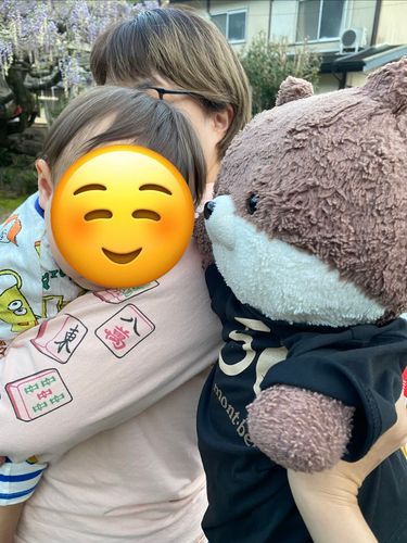 昨日の藤棚バーベキューの続きだよ。この家には小さなお子さんがたくさんいて、カワミちゃんは赤ちゃんをあやしてあげたよ。うちのおかあさんが抱っこしたら赤子は大泣きしていたけどね…。
勝手にベビーカーに乗ったけど、特に怒られるどころか、赤ちゃんのお父さんに「ベルト締めます？」と聞かれたよ‼️🤣